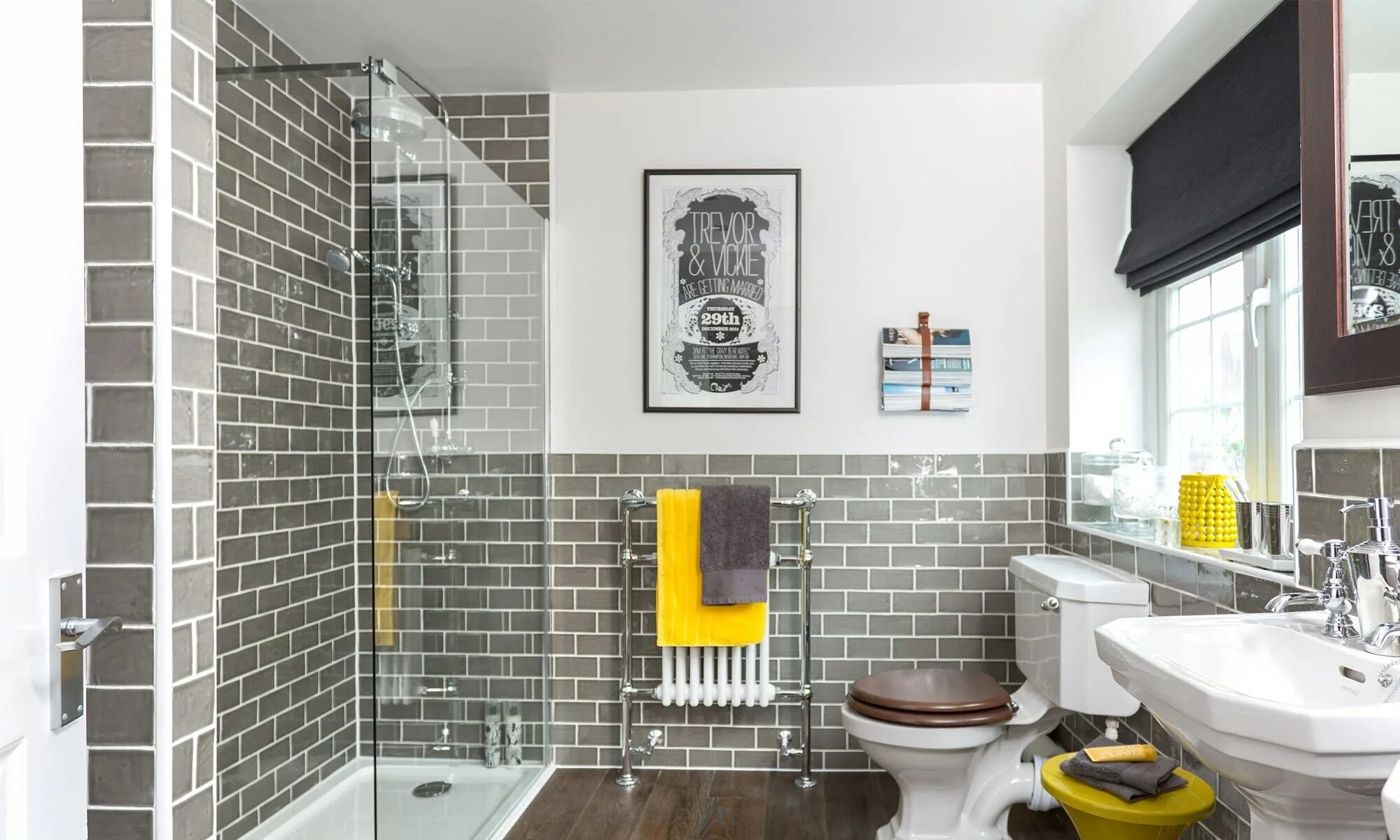 Теплые стены в душе. Плитка кабанчик ванная. Серо желтая ванная. Плитка кабанчик в интерьере ванной. Плитка для туалета в стиле лофт.