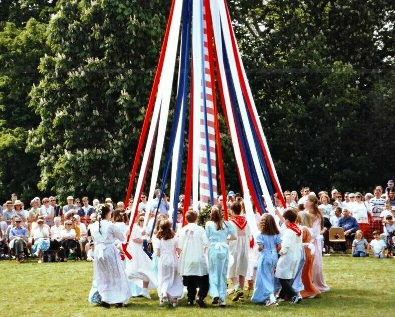 1 6 мая праздник. May Day праздник в Англии. The Maypole праздник в Англии. Мэй Дэй в Англии. Майское дерево Великобритания.