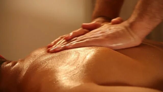 Happy ending massage. Тантрический массаж лингама. Тантрический массаж лингама. Расслабляющий массаж. Массаж спины.