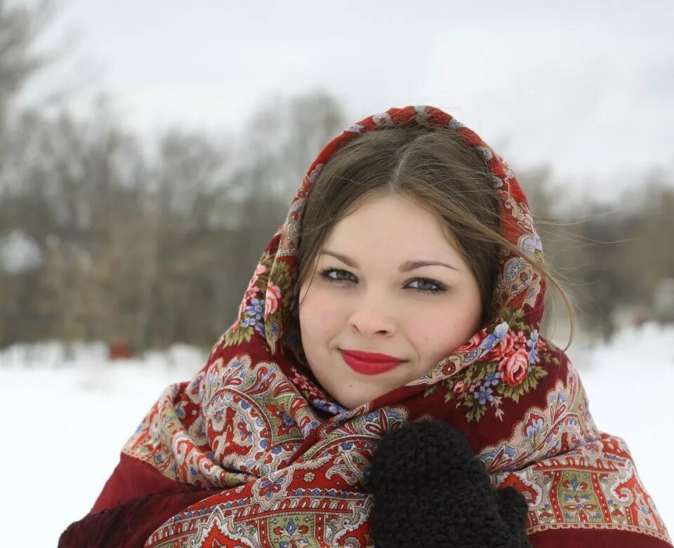 Женщина в платке. Русская женщина в платке. Традиционный русский платок. Фотосессия в платке зимой.