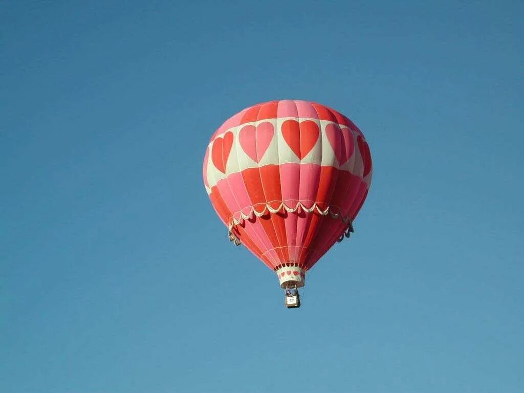 На шаре во сне. Воздушный шар с корзиной. Воздушные шары с корзиной. Розовый воздушный шар. Розовый воздушный шар с корзиной.