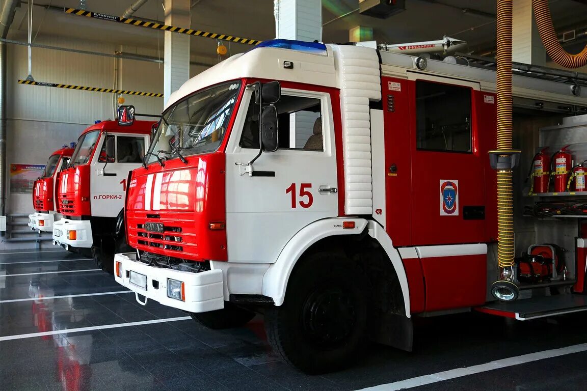 Пожарная машина. Пожарный автомобиль. Пожарный на аву. Современная пожарная машина.