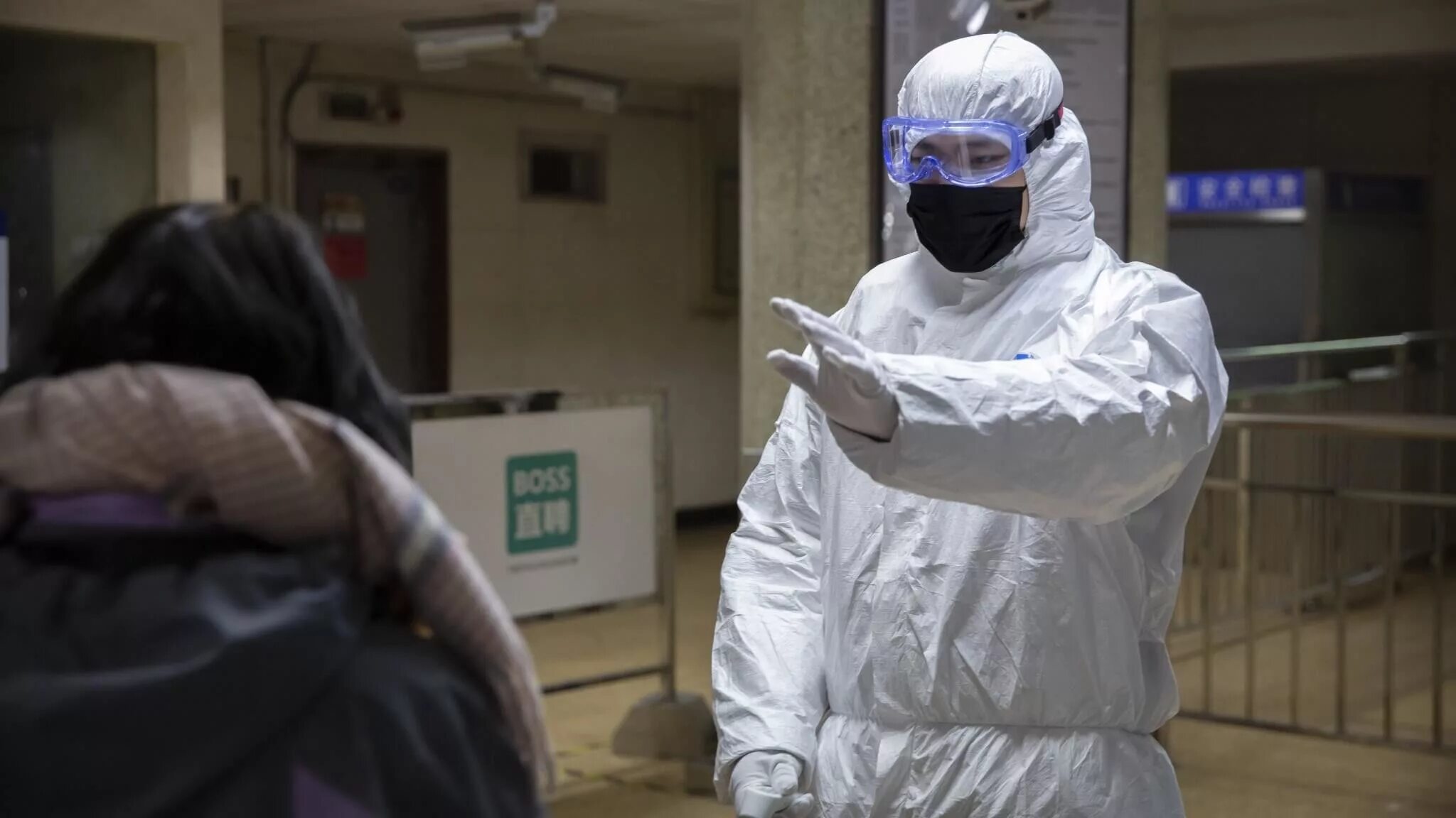 Пандемия коронавируса карантин. Угроза эпидемии. Штаммы коронавируса в россии. Угроза эпидемии. Медики в противогазах.