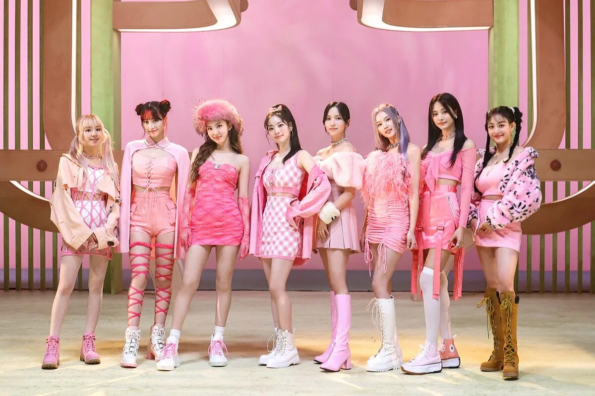 Twice look at me. Твайс сайнтист. твайс эра scientist. twice scientist наряды. twice scientist nayeon.