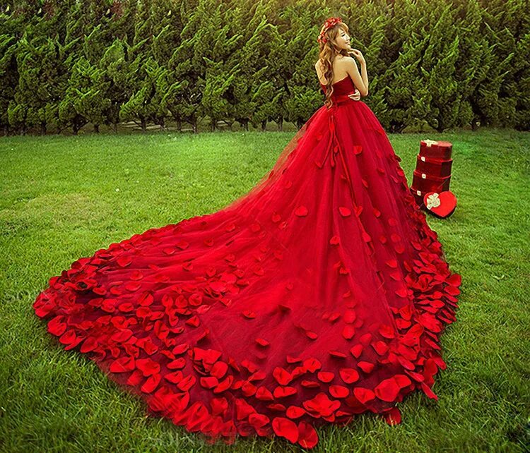 Красное вечернее платье. Сказочное платье со шлейфом. Платье пышный шлейф. Платье пышный шлейф. Платье со шлейфом.