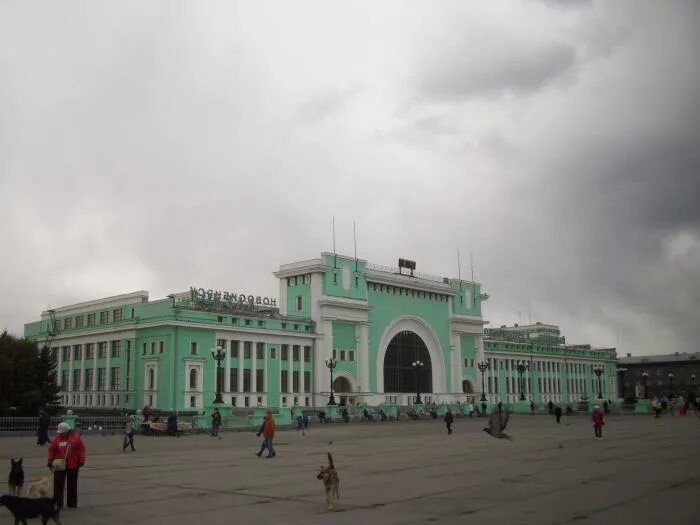 Станция площадь гарина михайловского новосибирск. Площадь гагарина михайловского новосибирск. Станция площадь гарина михайловского новосибирск. Вокзал в новосибирске на площади гарина-михайловского. Площадь гарина.