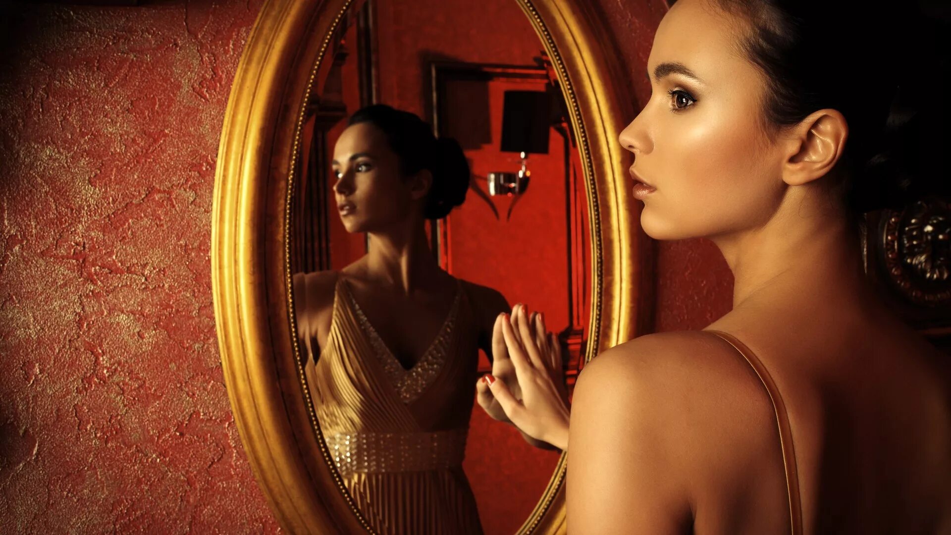 Женщина передхеркалом. Левушка перед зеркалом. Женщина смотрится в зеркало. Отражение в зеркале. Reflection woman