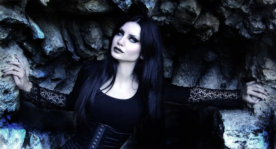 Milena grbovic gothic. Готы девушки. Девушка гот поет. Готика субкультура 2022. Готика франкенштейн готессы.