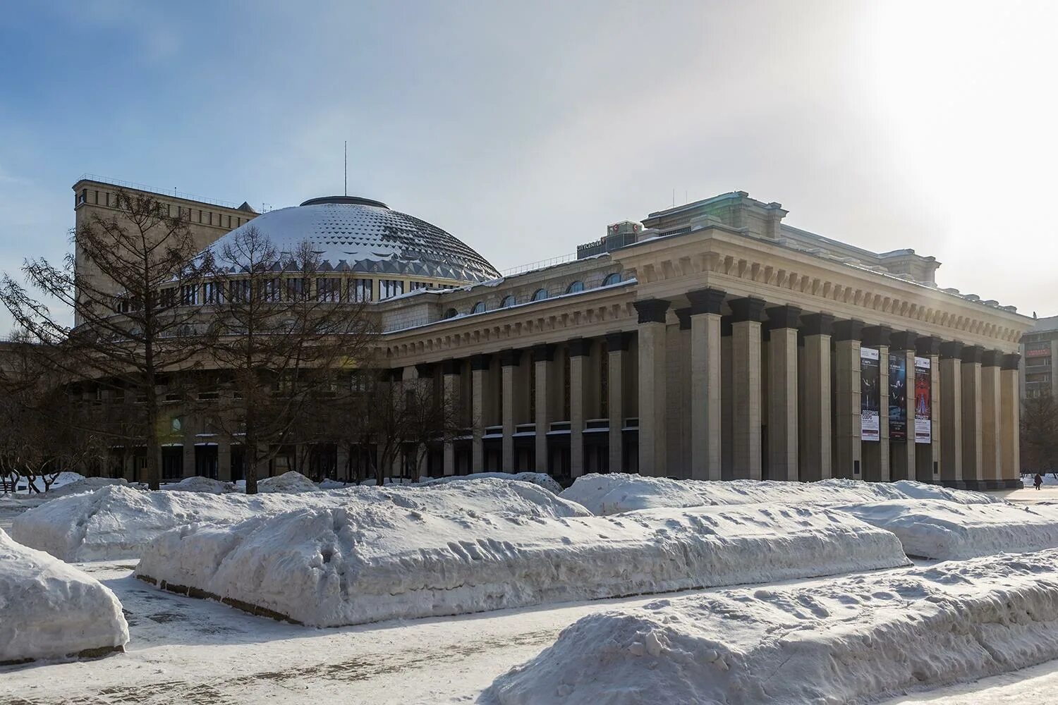 Красный проспект новосибирск новат. Глобус новосибирск. Ордер новат новосибирск. Оперный театр новосибирск. Оперный театр новосибирск.