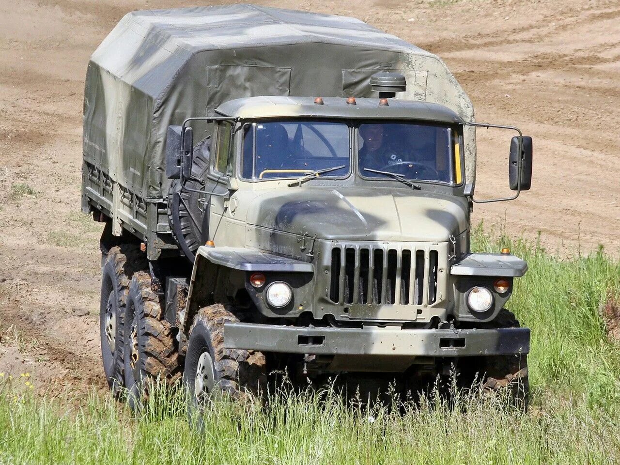 Военный грузовой автомобиль. Грузовик Урал 4320. Урал 4320 военный. Урал-4320 грузовой военный. Военный тягач Урал 4320.