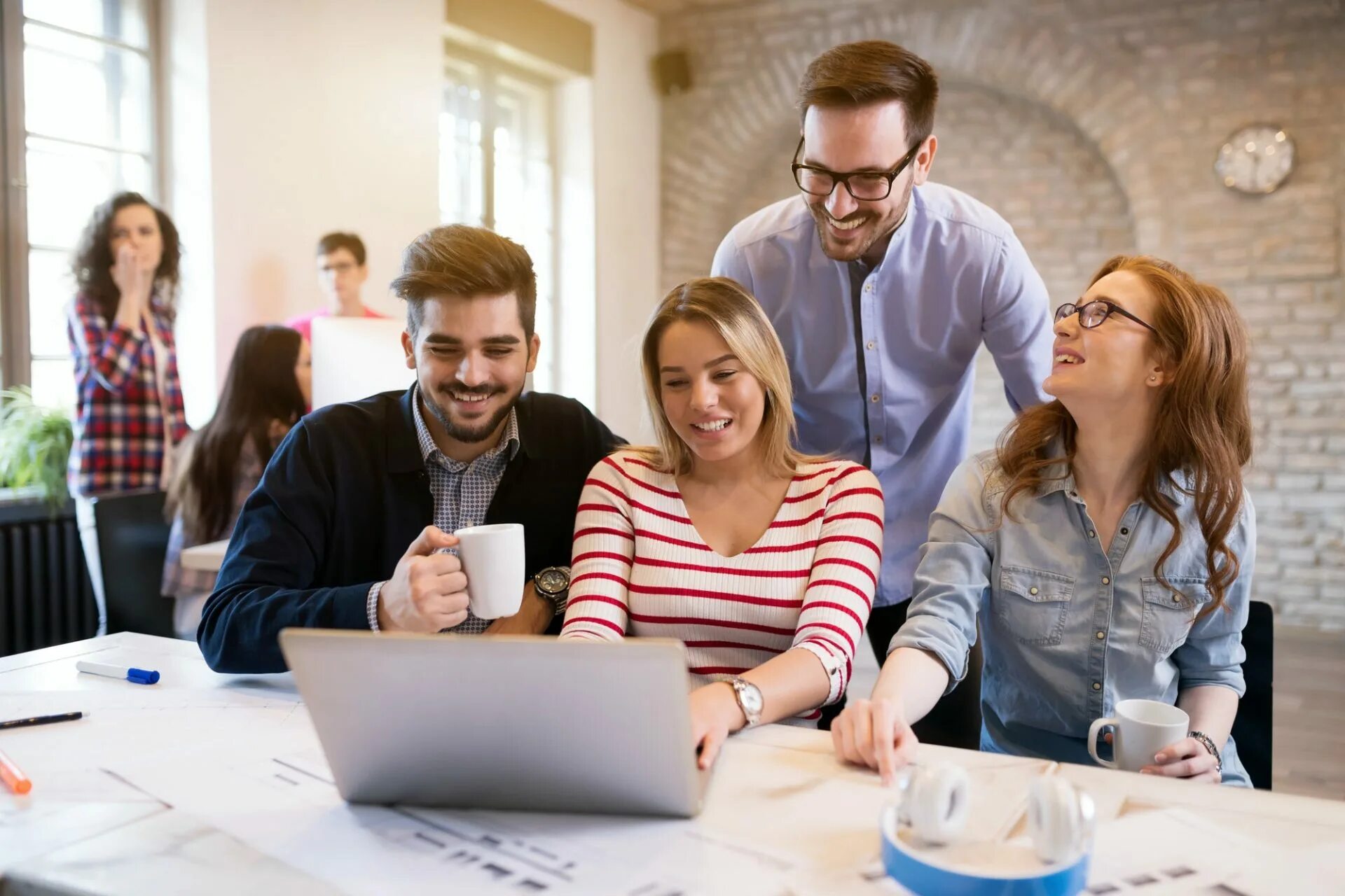 Случайная подработка. Порядок работы со случайных подставок. Сотрудник склада. Человек за компьютером. Работа со случайных подставок ящиков.