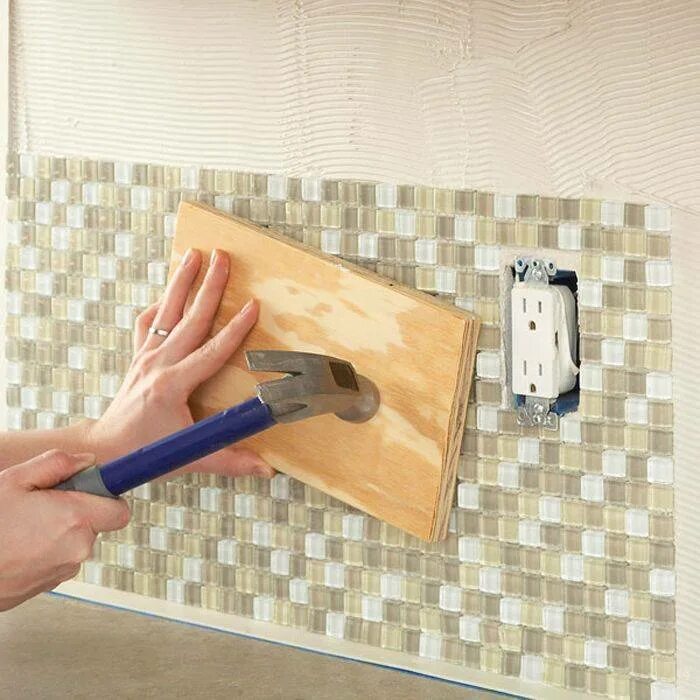 Декор старой плитки в ванной. Преобразить старый кафель. Покрасить старую плитку в ванной. Как обновить плитку в ванной без снятия. Преобразить старый кафель.