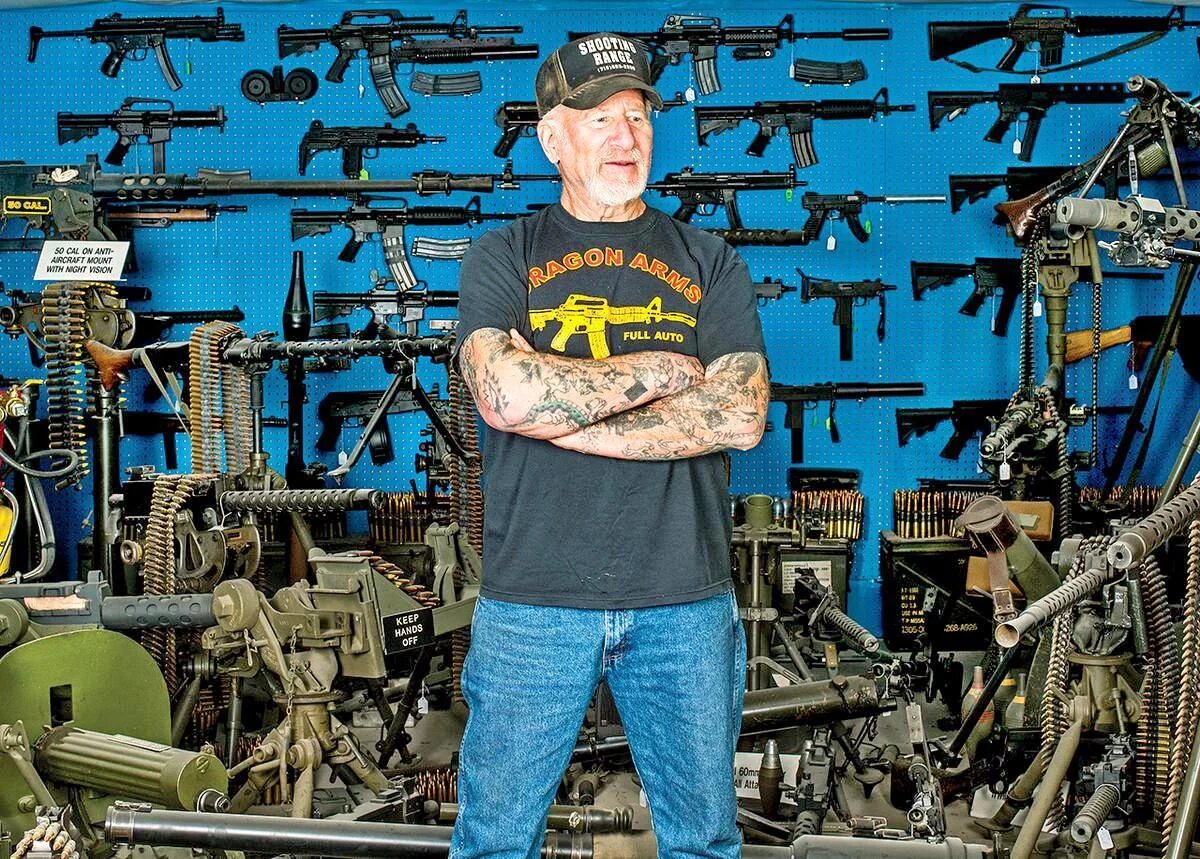 Man the guns. Мэл Бернштейн. Драгон Мэн США самый вооруженный. Мэл Бернштейн музей. Самая большая коллекция оружия.