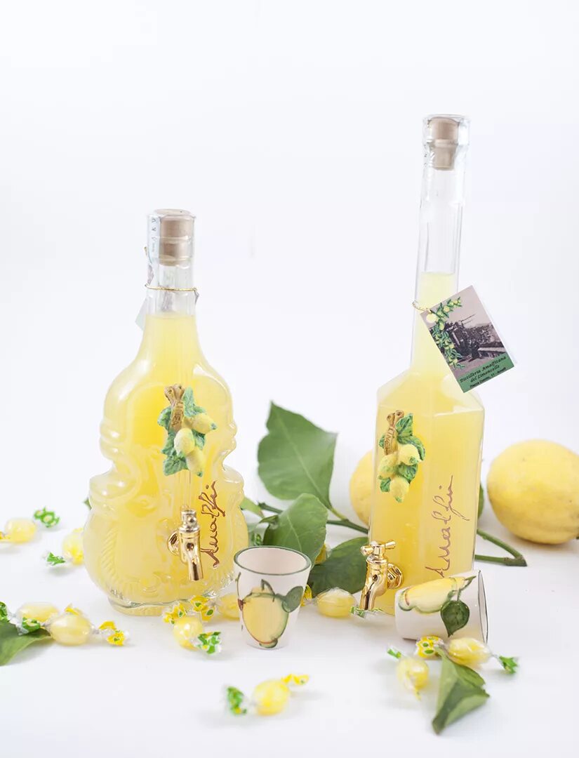 Бутылка лимончелло. Лимончелло Amalfi. Лимончелло ликер Италия. Ликер d Amalfi Limoncello Supreme. Кремовый ликер Лимончелло.