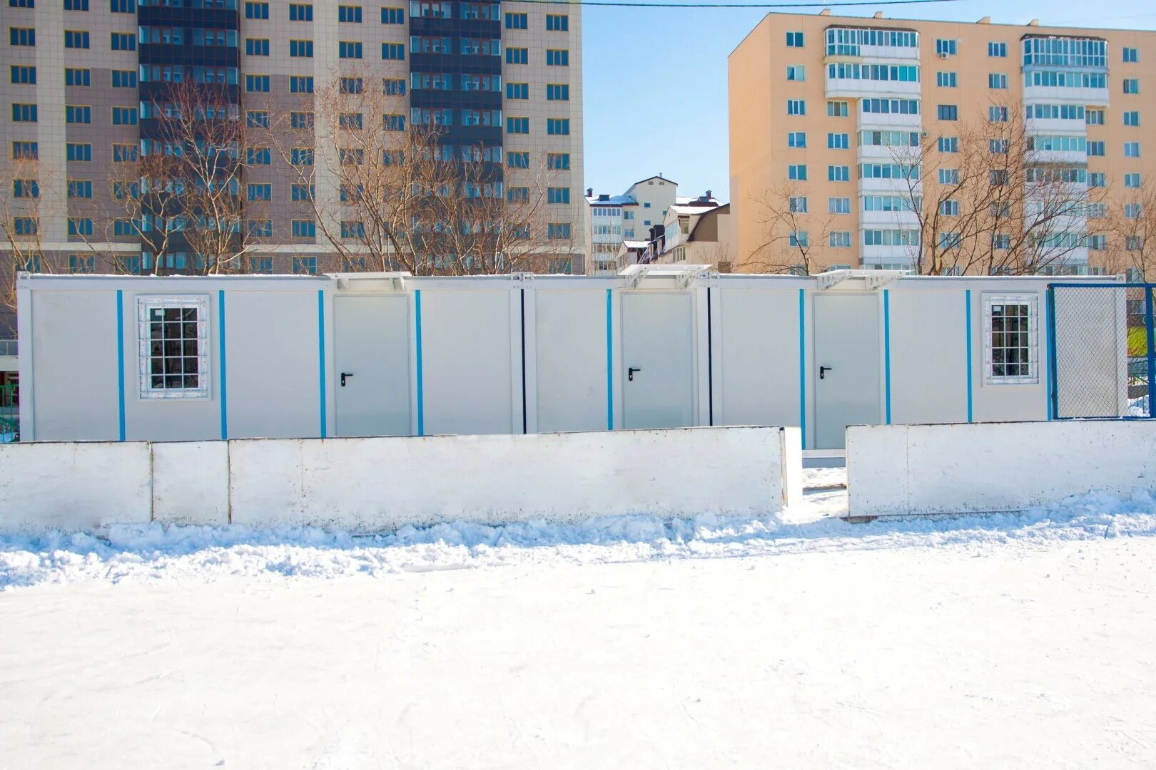 Хоккейный корт Южно Сахалинск. Хоккейный корт с раздевалкой. Модульные раздевалки для хоккеистов. Раздевалка хоккейная уличная для площадки. Школа 26 южно