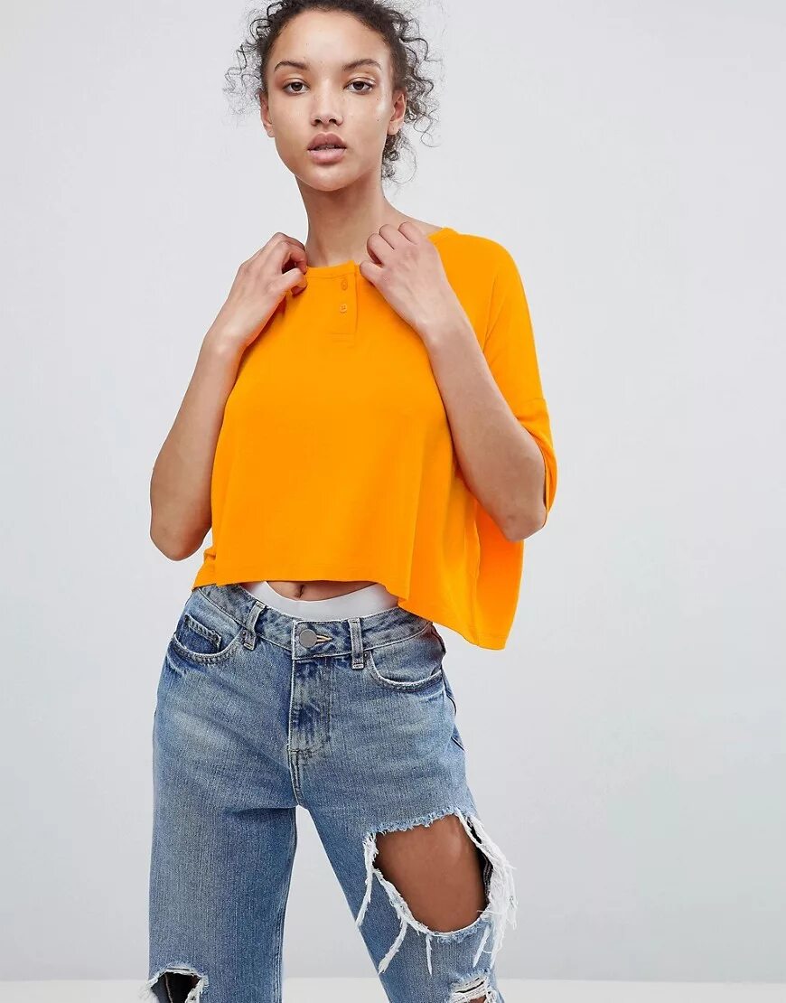 Короткий топ оверсайз. Футболка оверсайз женская. Укороченная майка оверсайз. Укороченная кофта с длинными рукавами. Кроп топ оверсайз.