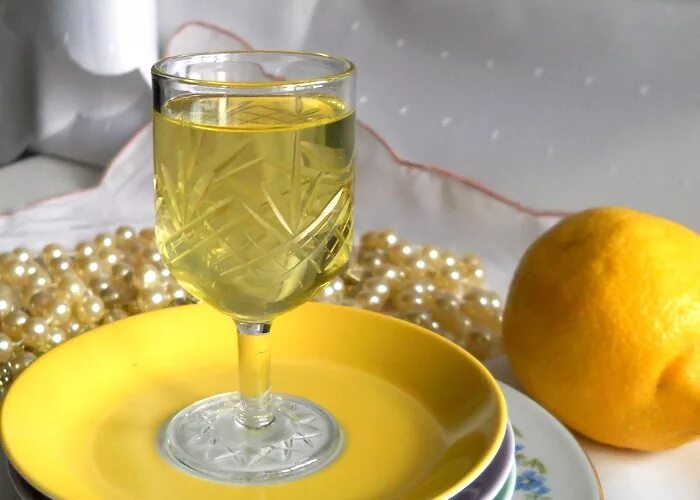 Рецепты приготовления лимончелло на самогоне. Дижестива Лимончелло. Лимонный ликер 30% 0.5. Ликер из лимона в домашних условиях. Замороженная Рюмка Лимончелло.