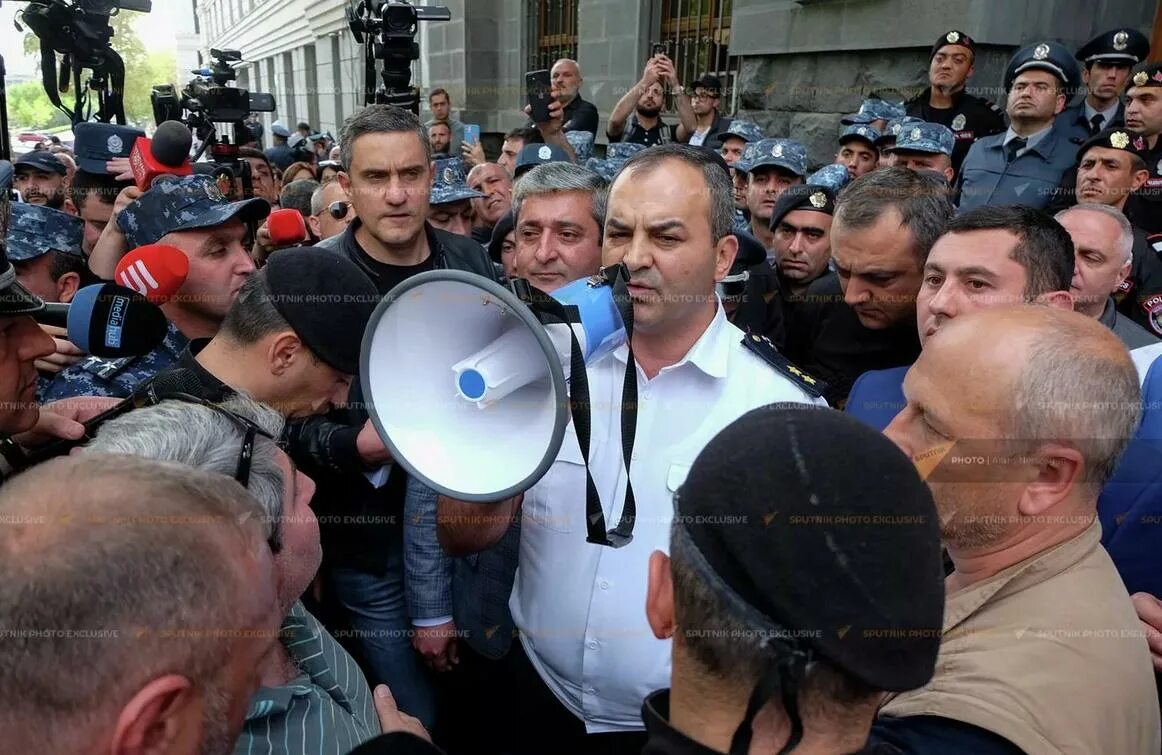 Новости армении сегодня 2024. Никол пашинян армения. Заседание правительства. Nikol pashinyan 2022. Митинг армении против пашиняна.