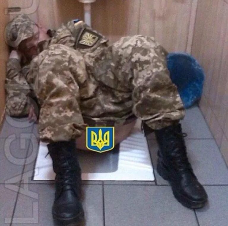 Пьяные украинские военные.