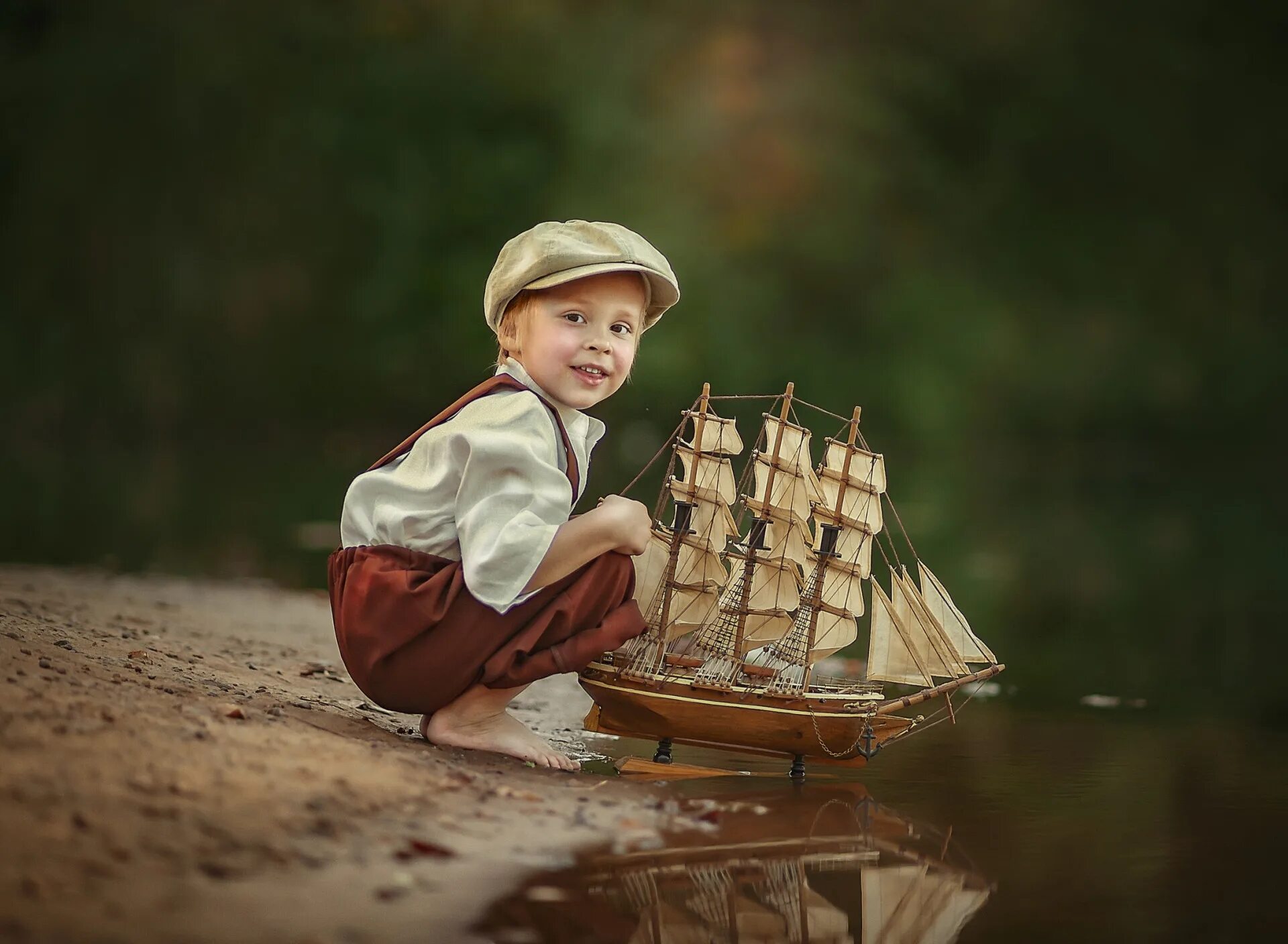 Мальчик пора понять чего. Фотосессия для мальчика. мальчик с корабликом. кораблик для детей. мальчик на корабле.