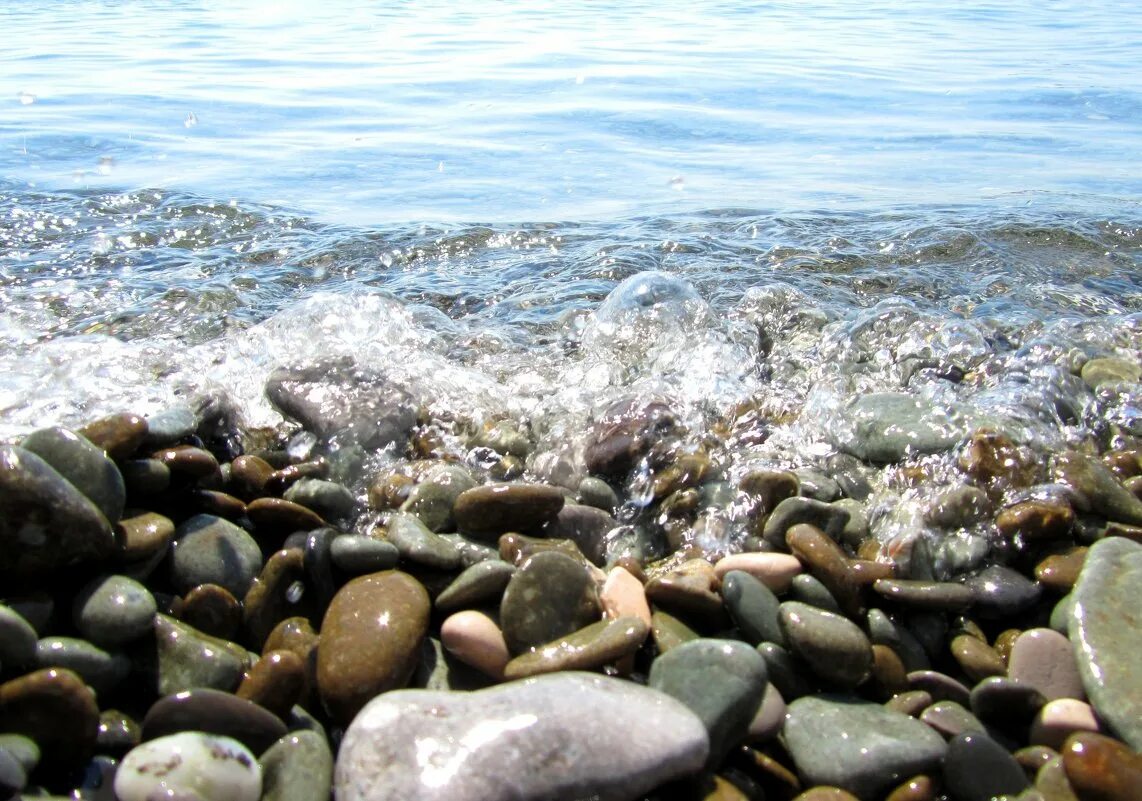 Температура воды в черном море алушта. Галечный пляж Алушта. Алушта пляж Черновские камни. Мелкогалечный пляж в Алуште. Черное море Алушта.
