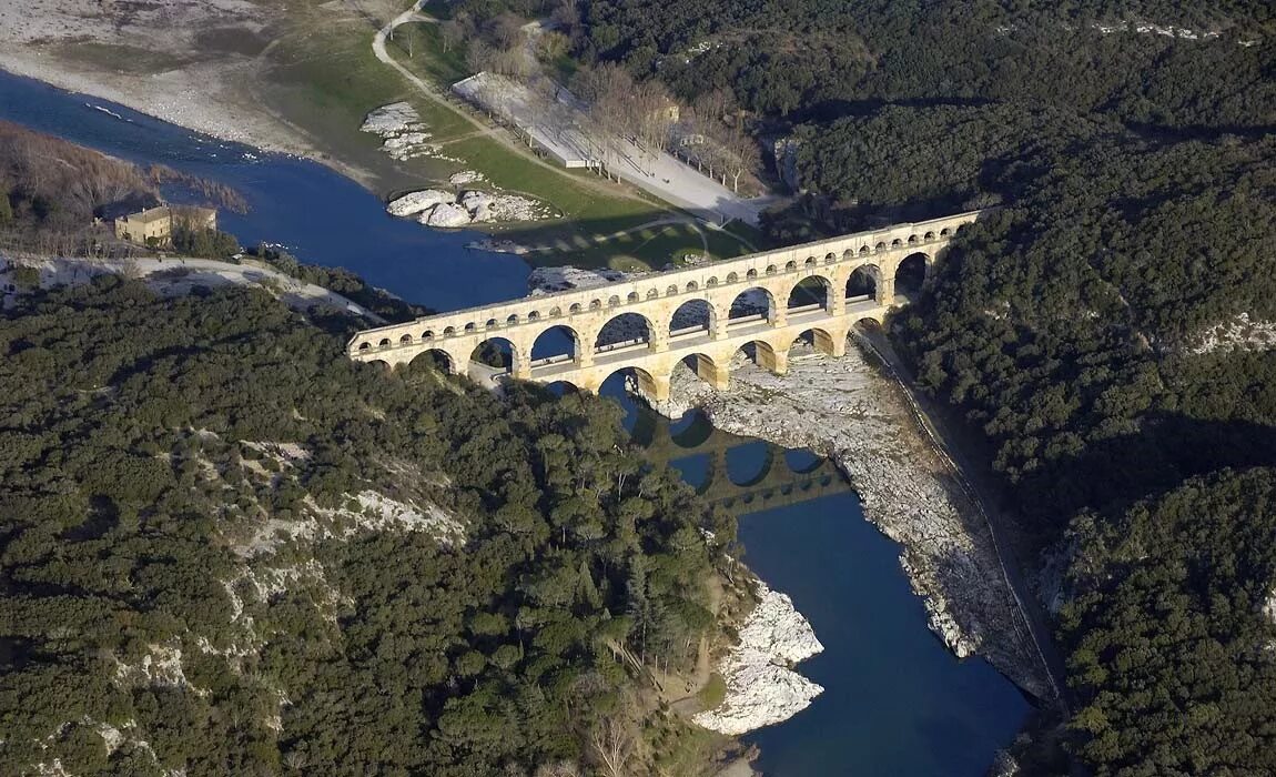Пон вид. Мост Пон дю гар. Пон-дю-гар во Франции. Римский акведук. Акведук Гардский мост. Пон-дю-гар Римский акведук близ нима.