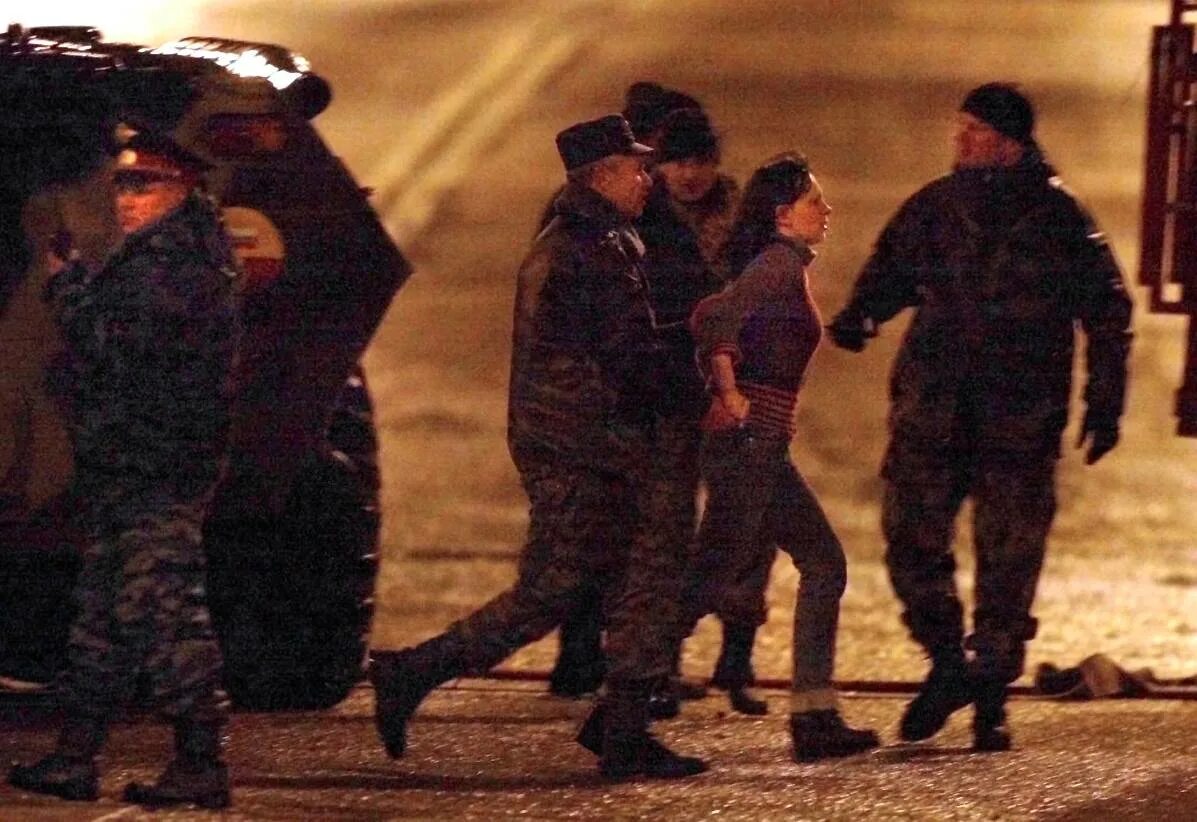 Фотографии террористов в москве. Освобождение заложников Норд ОСТ. Норд-ОСТ теракт на Дубровке. Захват заложников на Дубровке.