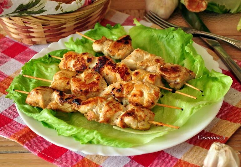 Шашлык из филе грудки. Шашлычки на шпажках из куриного филе. шашлык на шпажках в духовке из курицы. шашлык на шпажках на сковороде. шашлычки на шпажках из куриного филе в духовке.