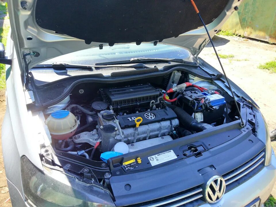 Подкапотное пространство поло. Подкапотка volkswagen polo. подкапотка поло седан 1.6. подкапотка поло седан 2016. подкапотное пространство поло седан.