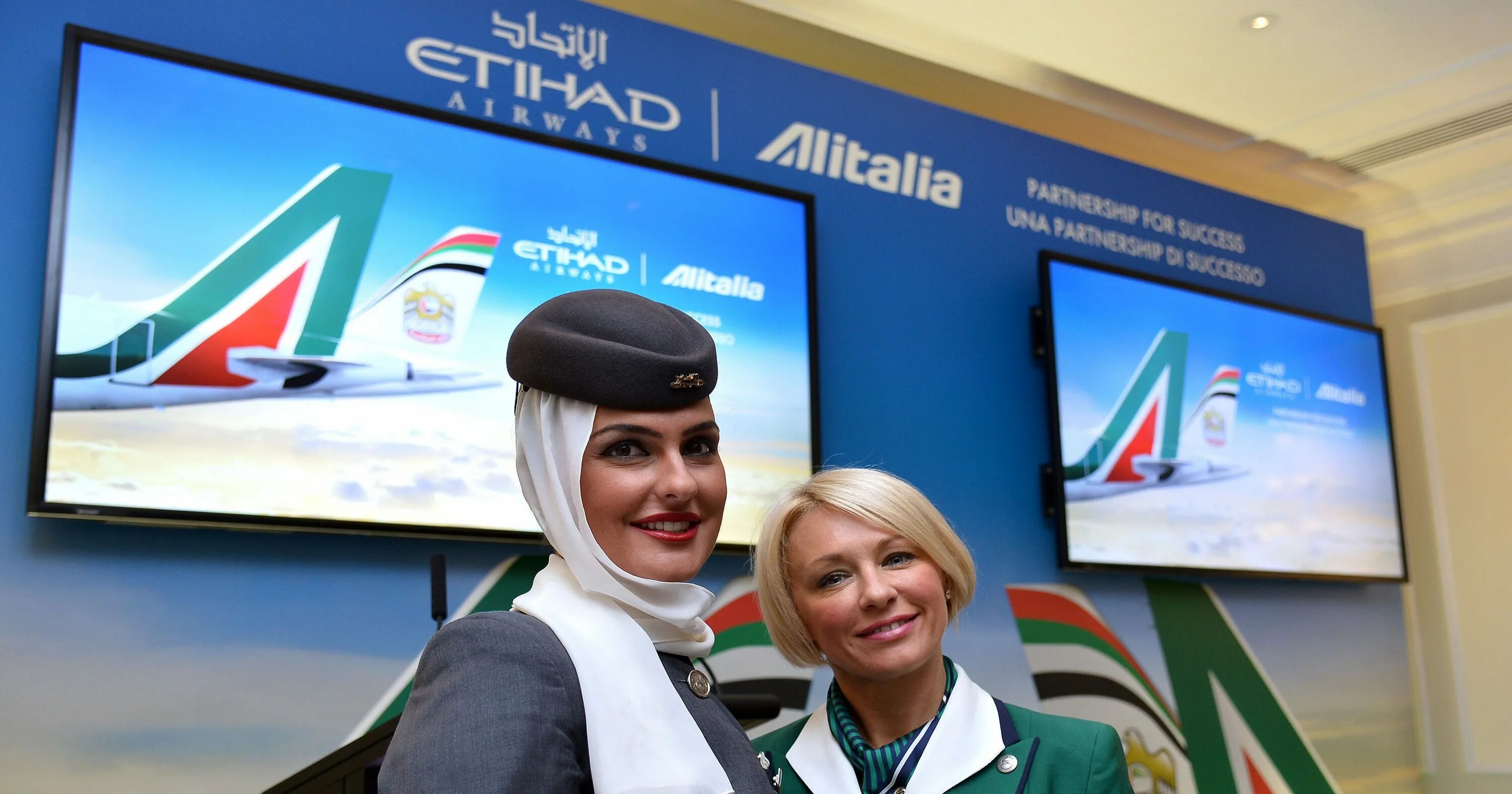 Стюардесса Абу Даби Etihad. Абу Даби авиакомпания. Этихад Кариер. Арабские авиалинии Абу Даби. Сайт авиакомпании этихад