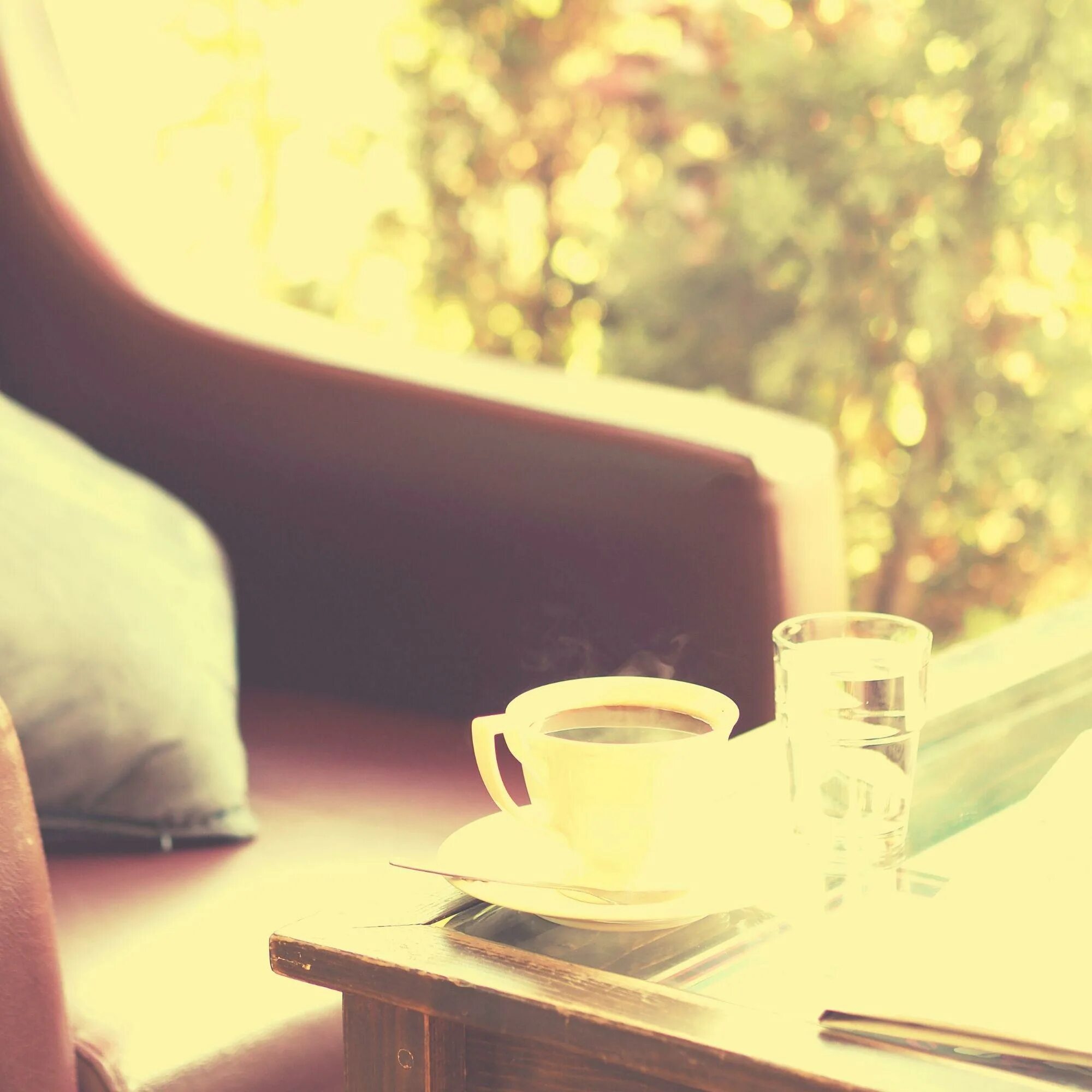 чашки для наушников. чашка кофе и наушники. зажигательного утра. утро настроение. утро музыка слушать.