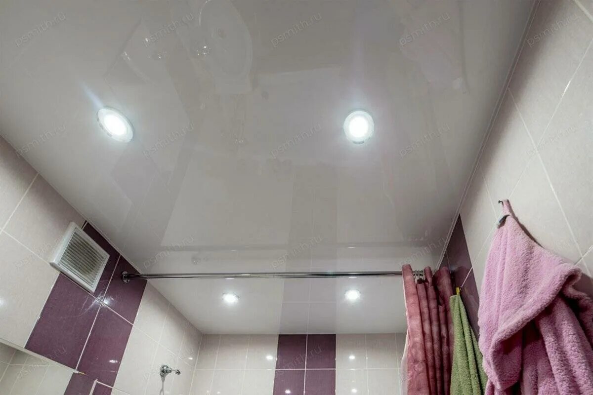 Белый потолок в ванной. Белый глянцевый потолок в ванной. Потолок в ванную комнату натяжной глянцевый. Глянцевый натяжной потолок в ванной. Глянцевый потолок в ванной.