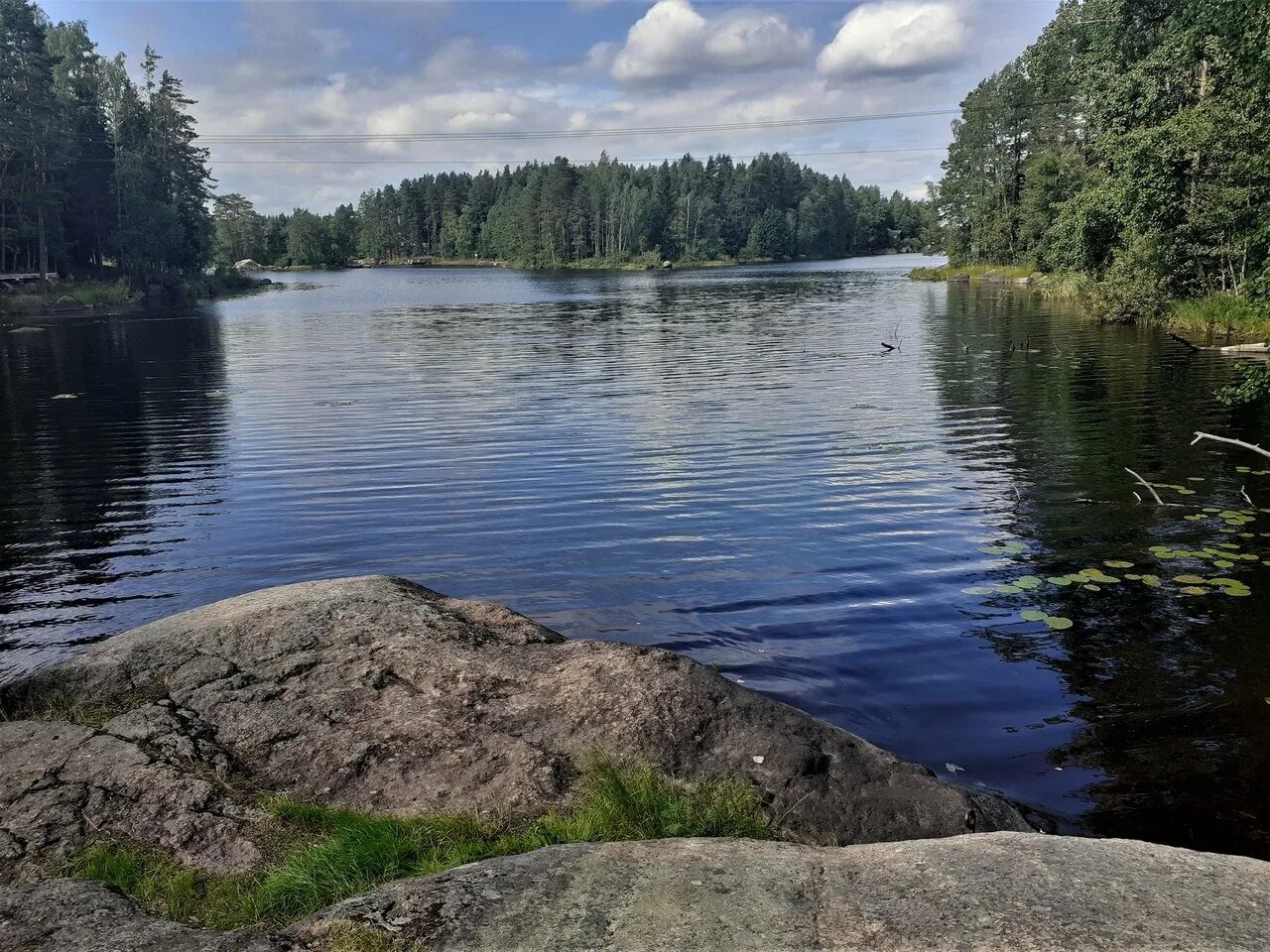 Невон река ангара. Фрязино озеро пляж. Озеро шарташ екб. Озеро касли челябинская область. Город на большом озере.