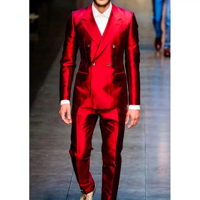 Красная мужская форма. Двубортный костюм Dolce Gabbana. Дольче Габбана красный костюм мужской. Dolce Gabbana свадебный смокинг. Красный костюм мужской классический.