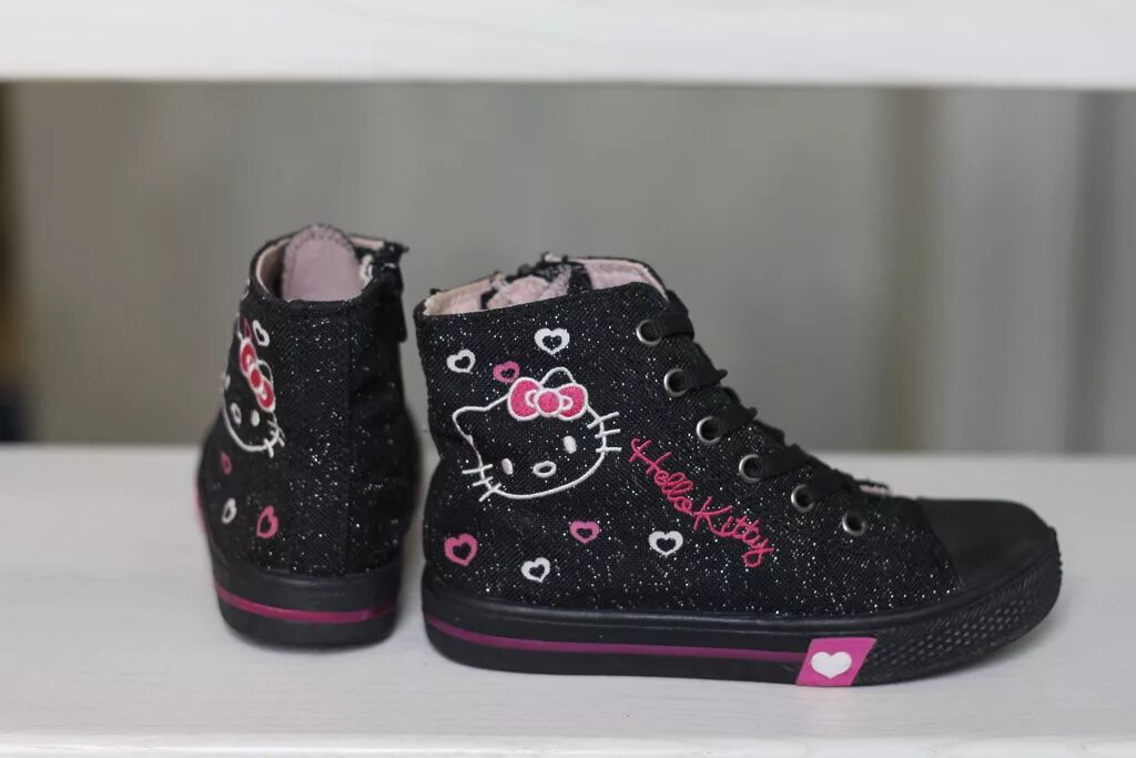 Кроссовки hello. Кеды hello Kitty Bershka. Кеды с Хеллоу Китти бершка. Кроссовки hello Kitty Bershka. Кроссовки с Хеллоу Китти.