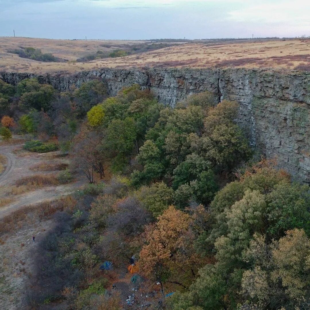 Погода в горном ростовская область. Красный Сулин Зайцевские скалы. Каньон красный Сулин Ростовская область. Скелеватая скала Красносулинский район. Зайцевка Ростовская область скалы.