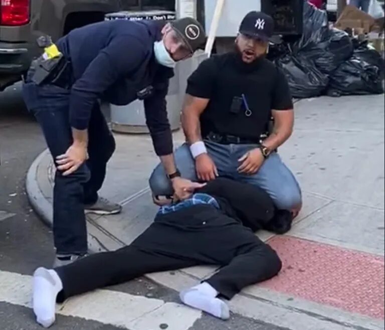 Полицейский передает наркотики. Ближний бой полиция. The Police Arrested a man with a Bag on his head.