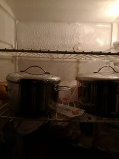Иней на задней стенки холодильника