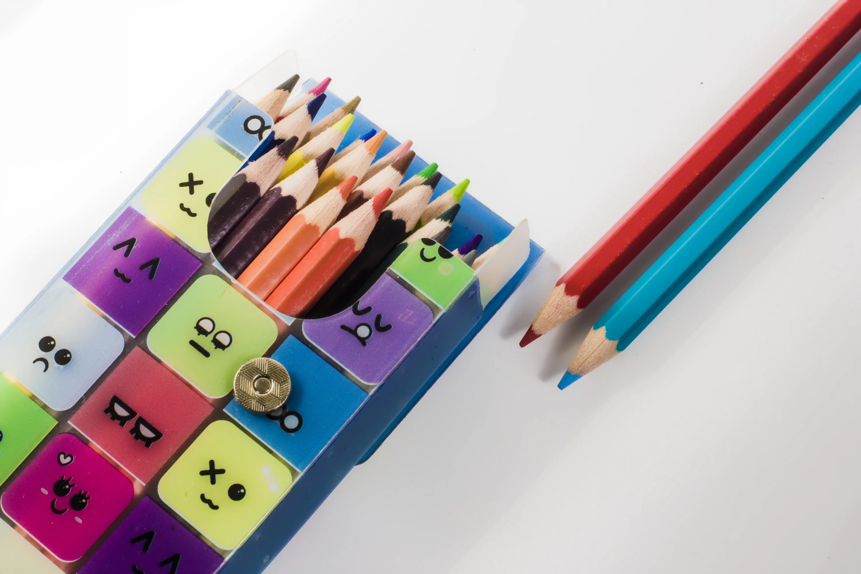 Карандаши цветные задания. Коробка цветных карандашей. Коробку разноцветными карандашами. Идеи для школьных рисунков карандашами. Компьютер карандашом.