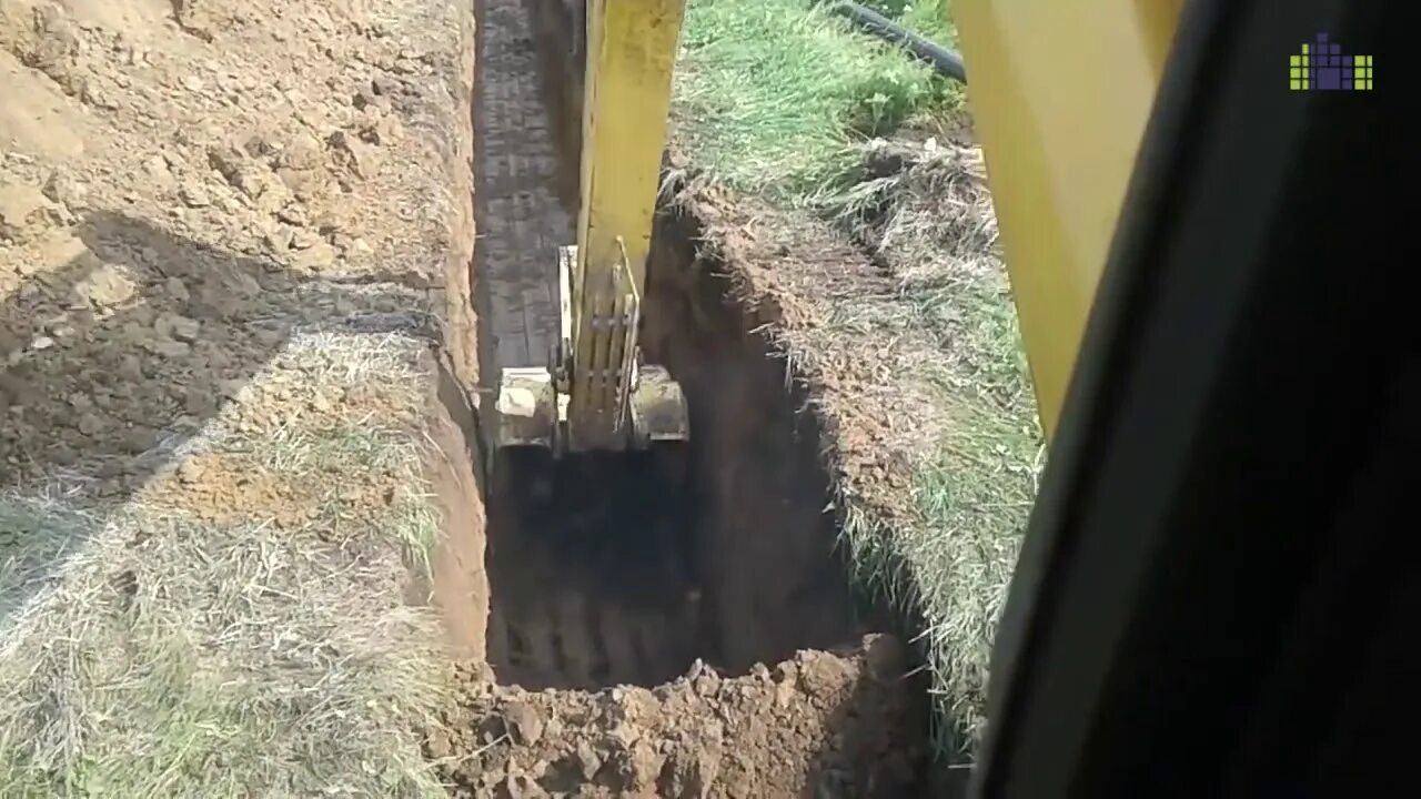 Засыпка траншеи вручную. Рытье и засыпка. засыпка траншеи валик. сланец для засыпки котлована. обратная засыпка траншеи просеянной землей.