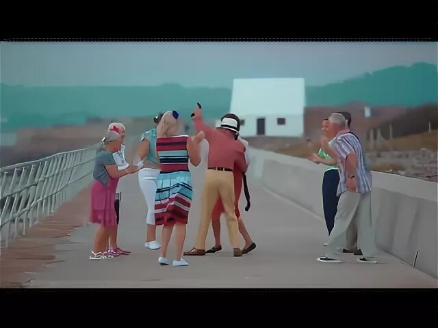 А я иду по переулочку кусаю булочку. А я укуренный по переулочку. Слушать а я иду по переулочку. Укуренный по переулочку. Слушать а я иду по переулочку.