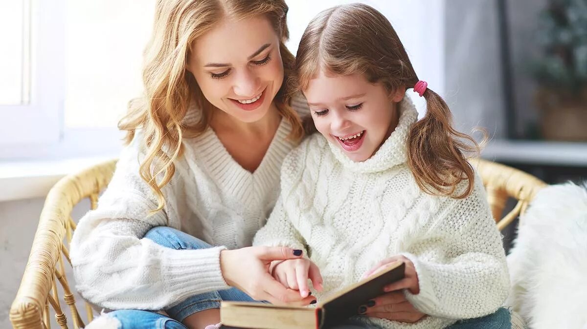 Дочка читать. Мама с дочкой с книжкой. Мама читает детям Библию. Чтение книги мама и дочка. Книги про дочек.