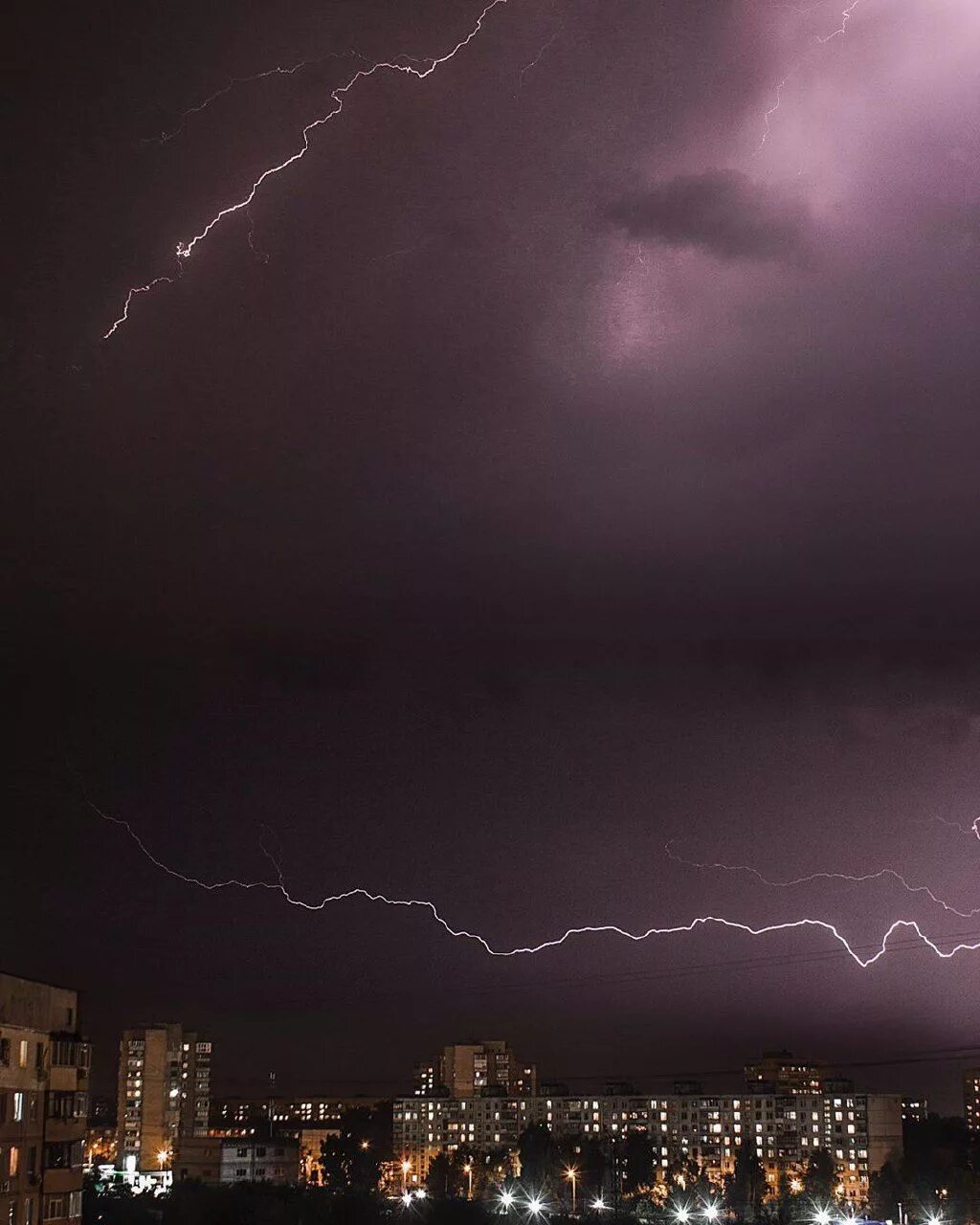 сейчас будет гроза. сейчас будет гроза. гром с ясного неба. гроза утром. огромная молния.
