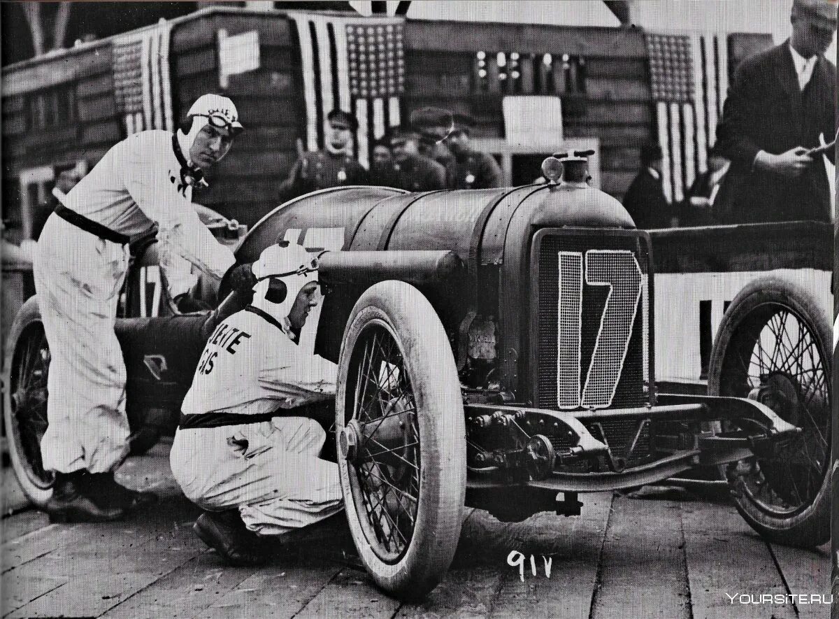 Легковушка первых пятилеток. Aston Martin 1913. Первые автомобильные гонки во Франции 1894. Aston Martin 1915.