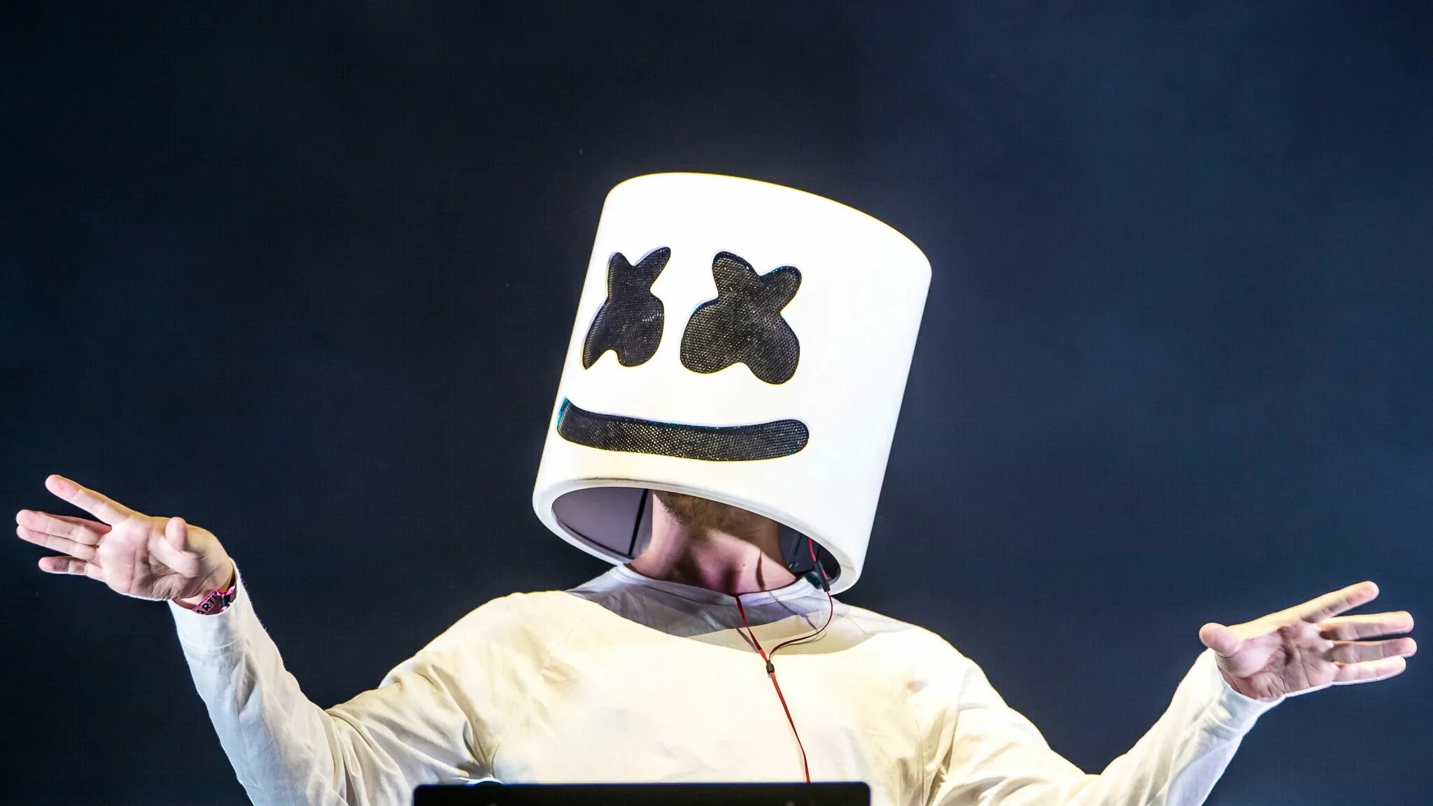 Marshmallow лицо. Маршмеллоу диджей без маски. Кристофер Комсток Marshmello. Маршмеллоу певец без маски. Маршмеллоу диджей лицо без маски.