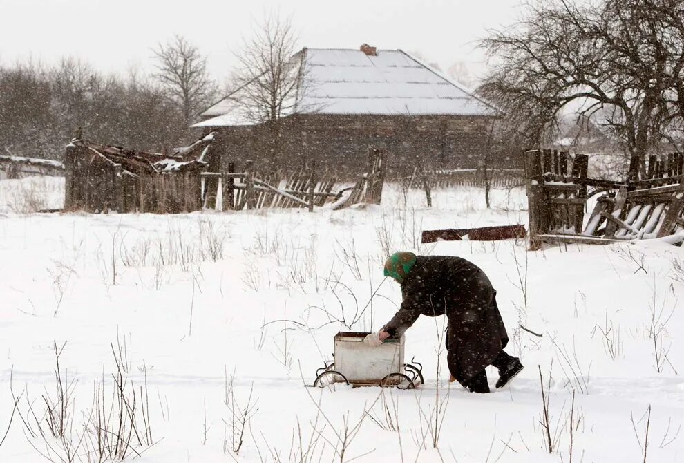 Село гудя. Заброшенные деревни Чернобыля. Заброшенные деревни Чернобыльской зоны. Заброшенные деревни вокруг Чернобыля. Бабушка зимой в деревне.