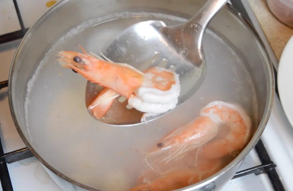 Нужно ли варить креветки перед. Соль для варки креветок и морепродуктов. королевские креветки до варки. белые креветки после варки. сколько варить очищенные креветки.