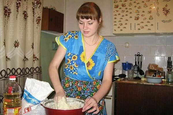 фотосессия в стиле домохозяйки. скромная домохозяйка. красивая домохозяйка. обычная домохозяйка. домохозяйка на кухне в фартуке.