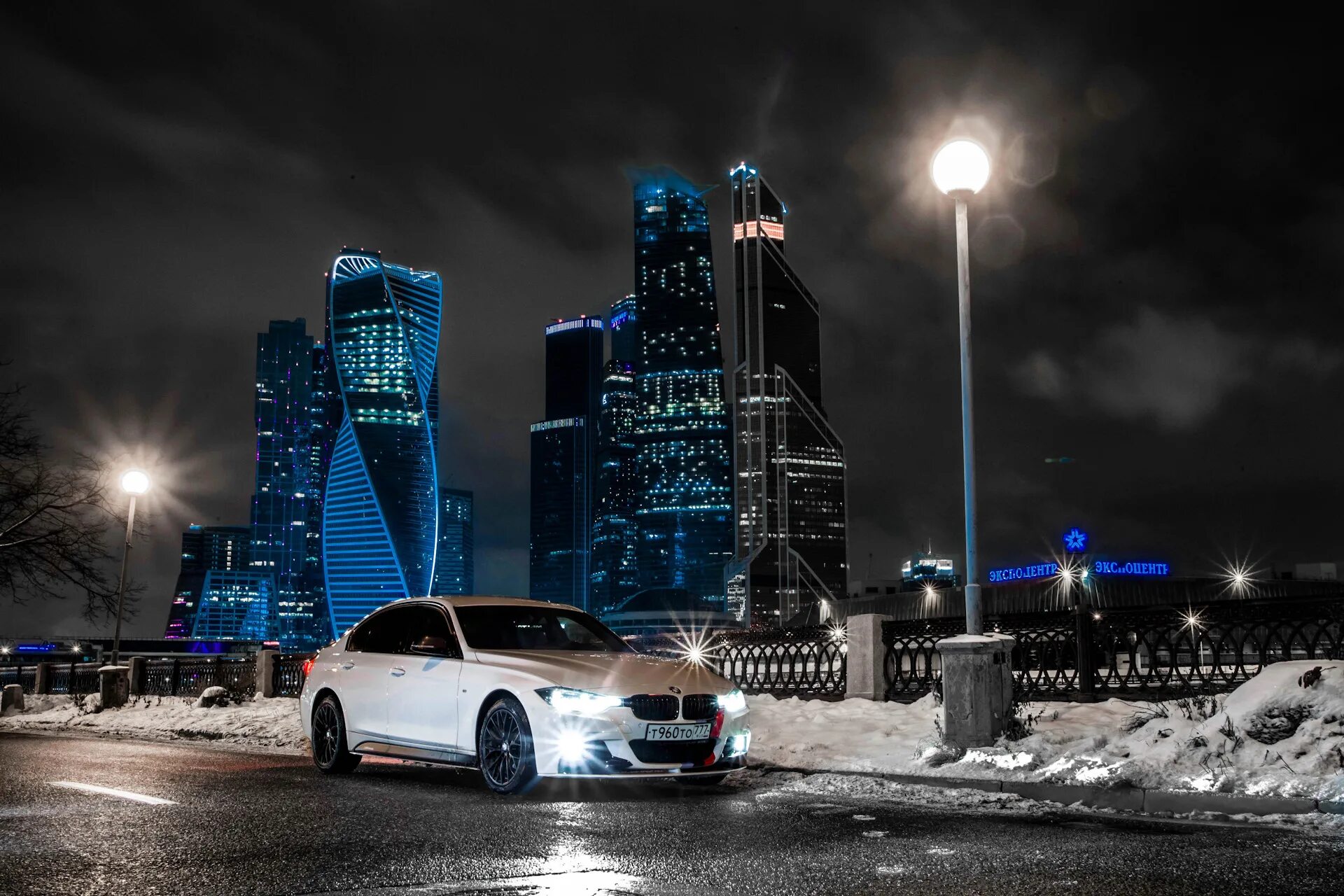 Bmw m5 москва сити. Бмв х7 синяя. Москоу сити бмв. Парковка москоу сити ночью. Машина на фона моква сити.