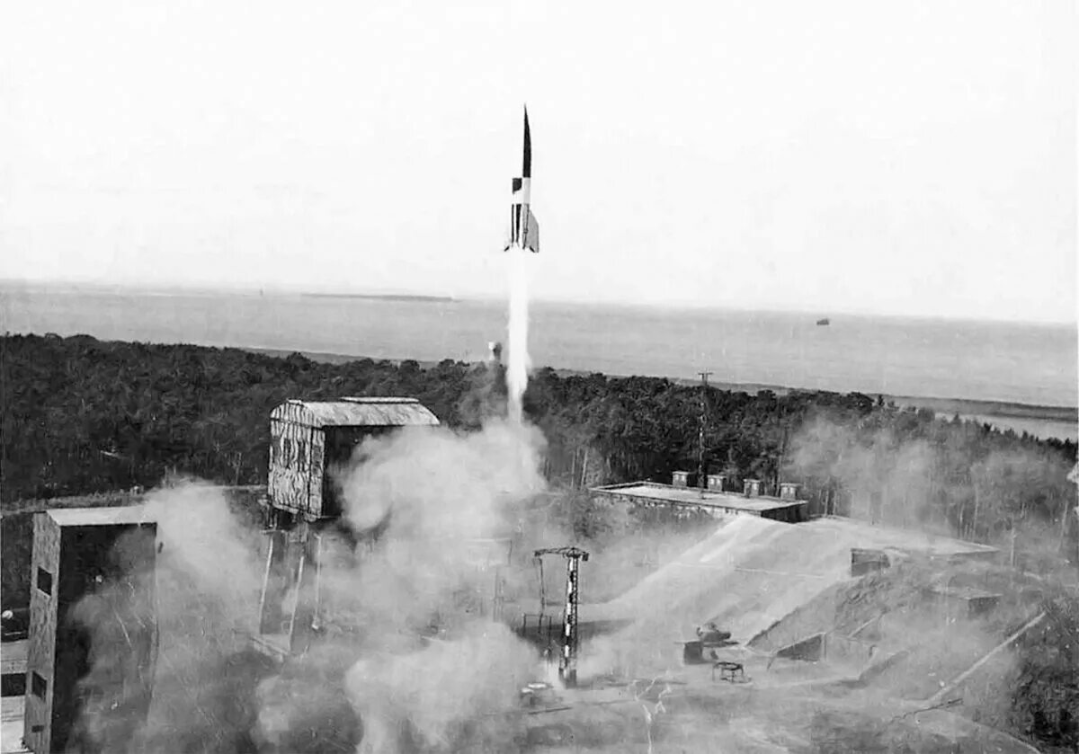 Создание первой баллистической ракеты. ФАУ-2 баллистическая ракета. ФАУ-2 баллистическая ракета 1944. ФАУ-1 баллистическая ракета. FAU 2 ракета.